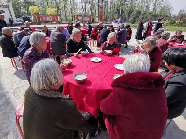 老人们|评模范、吃饺子 河南这个村子重阳节过得真热闹