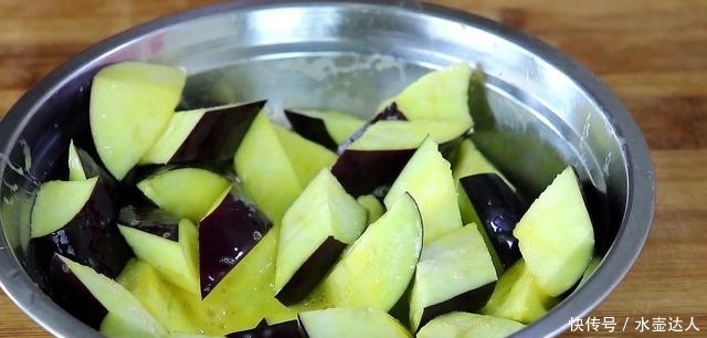 茄子真好吃。加入2个鸡蛋,用筷子搅拌。它在餐桌上最受欢迎