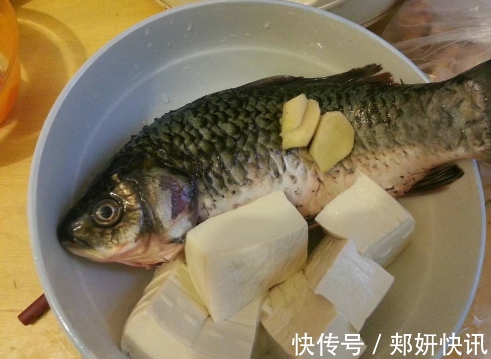 白色|如何才能做出奶白色的鲫鱼豆腐汤记住一个关键步骤即可