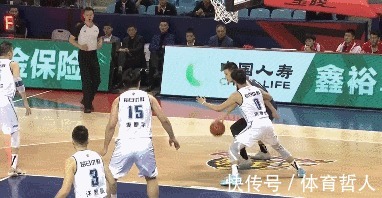 嘴唇|CBA青岛队球员嘴部被肘开,画面触目惊心,医院治疗缝了12针