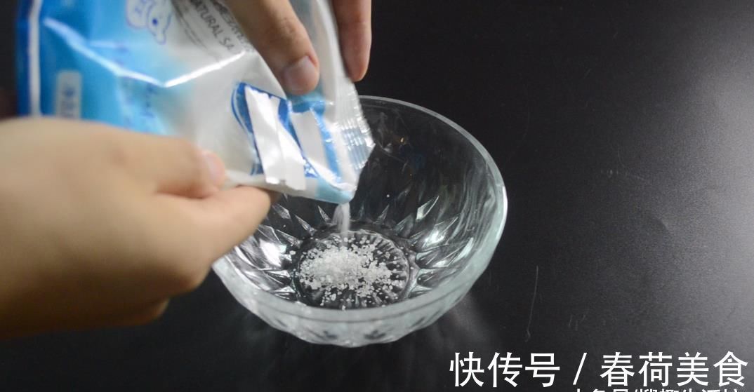 每次洗衣服时倒一点它, 衣服不管有多脏, 洗完后跟新的一样干净