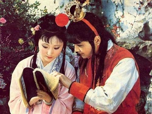 薛宝钗|林黛玉和薛宝钗谁的身份最尊贵?宝玉写的2个字,刷出新认知