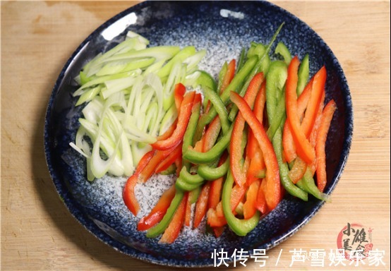 炒土豆丝|才知道，炒土豆丝先用水冲就错了，教你饭店的诀窍，脆嫩不粘锅