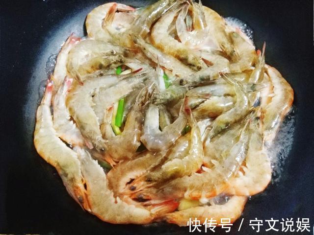 宝妈|大虾,用水煮鲜味就跑了,卖虾师傅教你一招,虾肉不柴,鲜香软嫩
