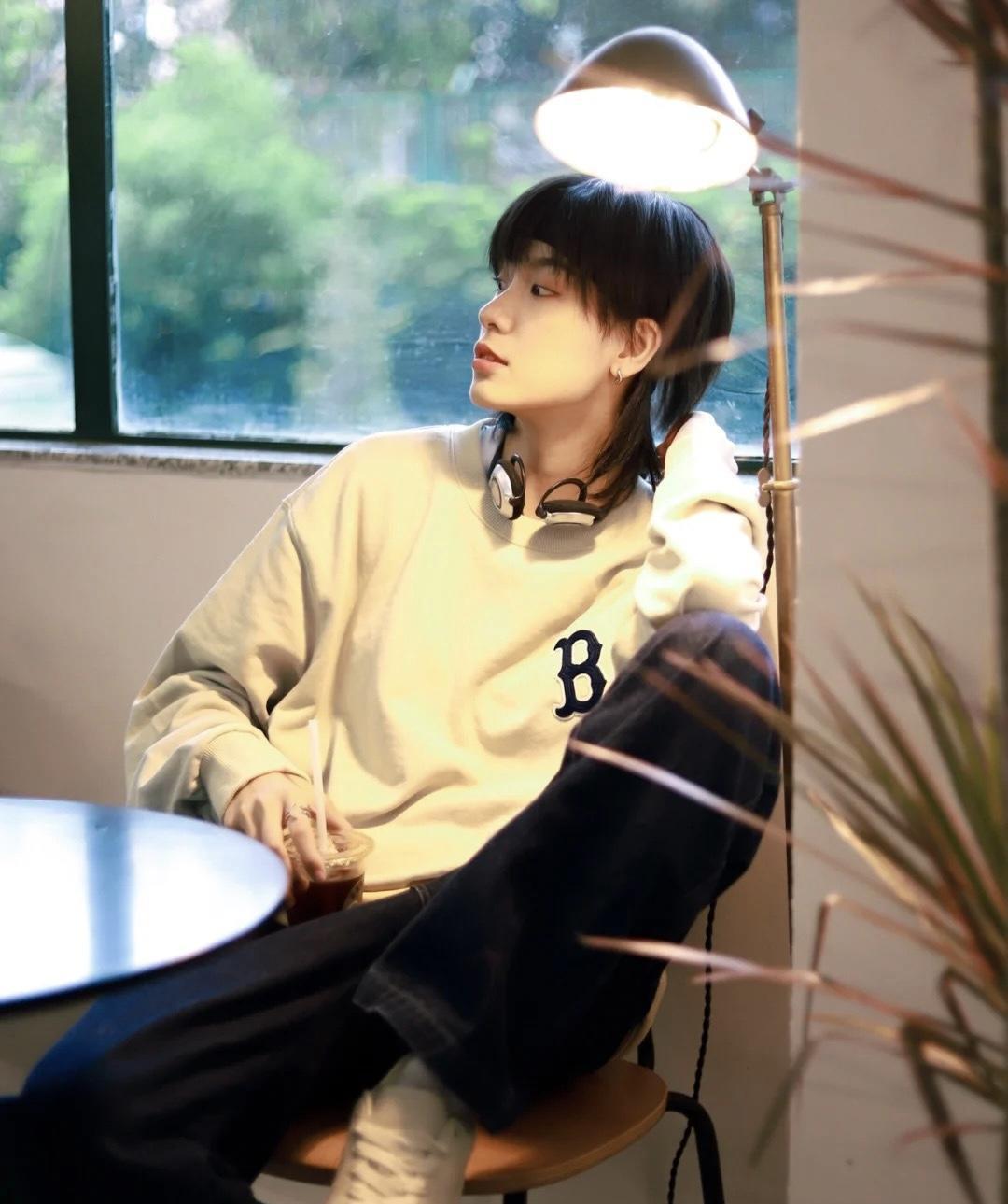 温暖|小个子女生这样穿卫衣,让你冬日也温暖又洋气,休闲感满分!