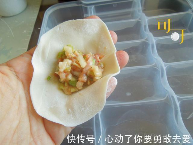 天气凉快起来,包点三鲜饺子当早餐,比每天啃面包舒服得多