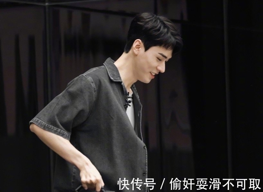 中餐厅5|龚俊录《中餐厅》被曝路透,手上拿的东西瞬间引关注,粉丝笑翻了