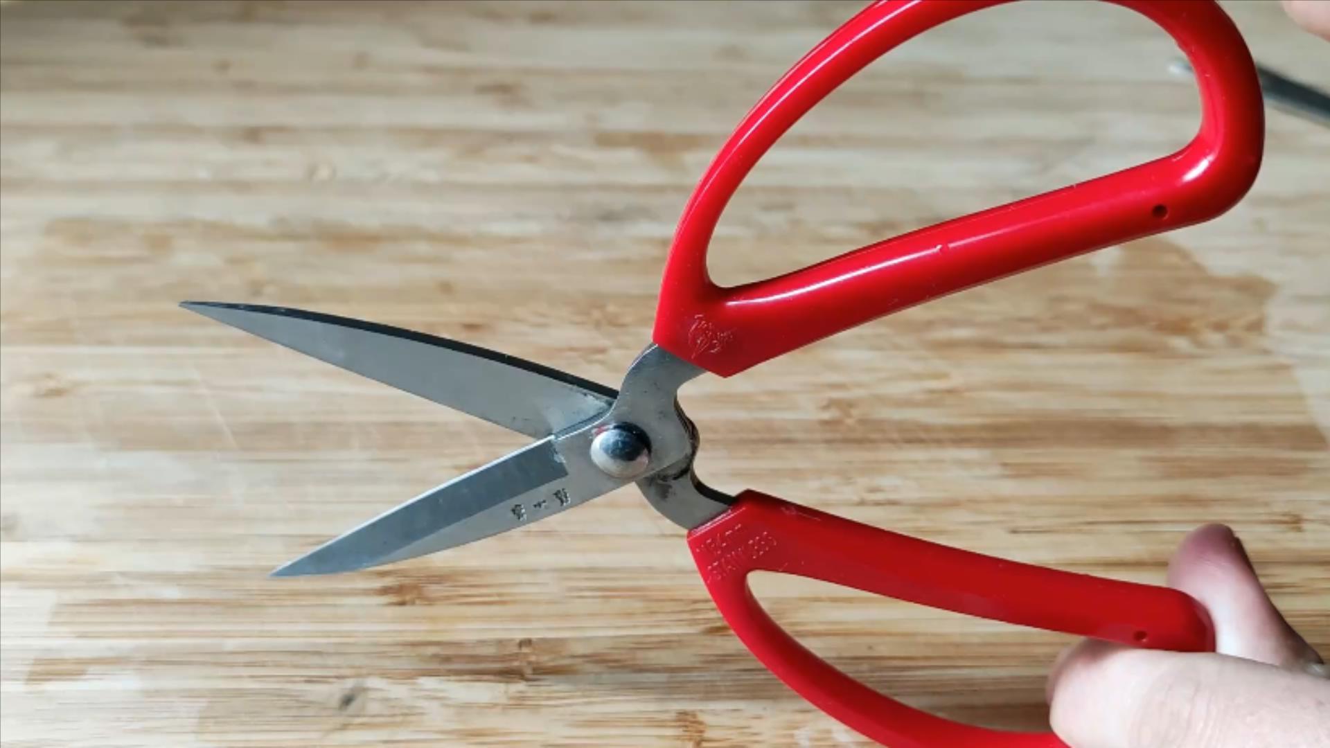 不管剪刀有多钝,学会一招,立马锋利如新,剪棉花非常轻松简单