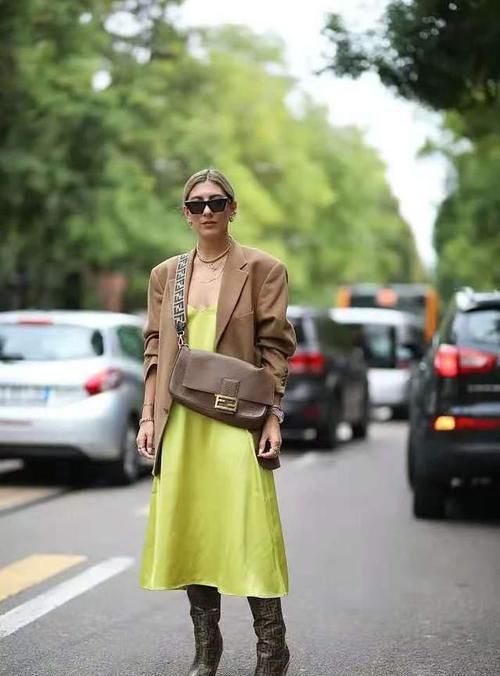 ?女人过了50岁，多穿这3种“冻龄裙”，时髦气质，女儿都夸年轻