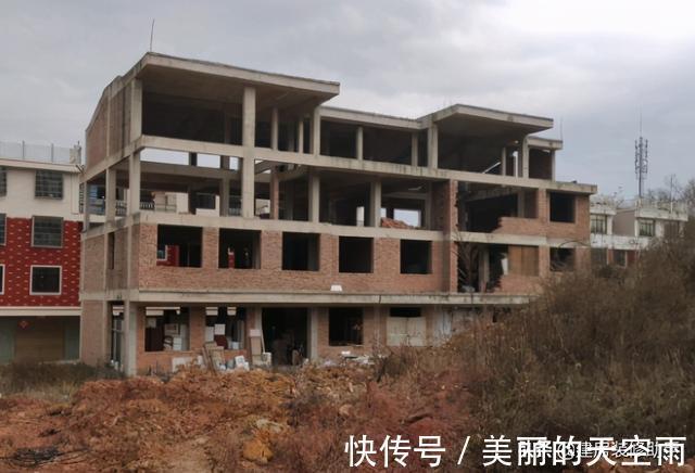 危房|哭晕在厕所了！100万建房变成了危房，7.2米的大跨度没柱子