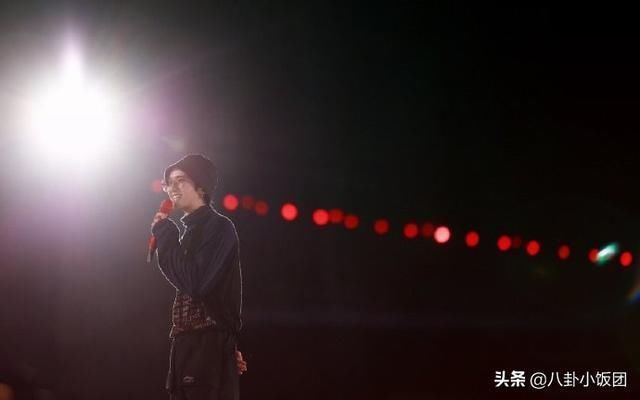 小动作|华晨宇跨年彩排照曝光,舞台小动作粉丝一看就知道要唱啥