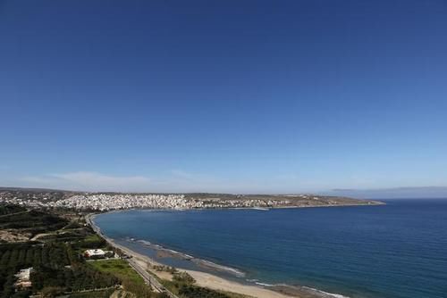 低薪|疫情之下的希腊爱琴海小城:华人商铺春节照常营业,艺术家从伦敦专程来此办公
