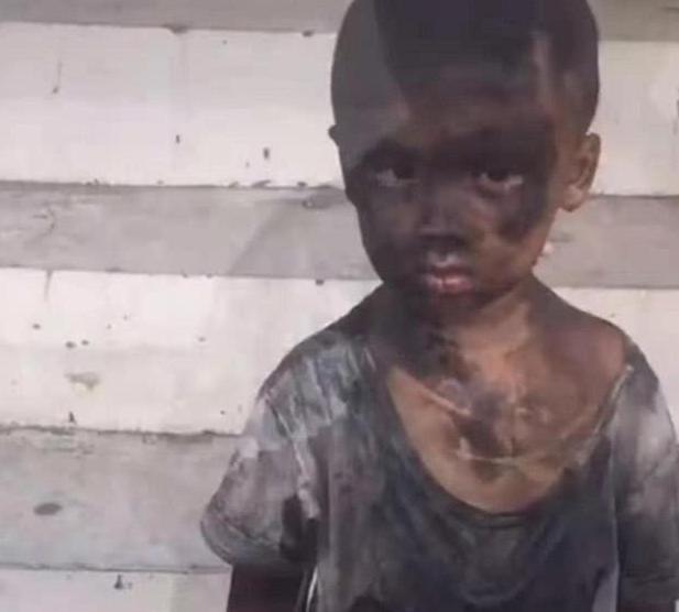 泥巴|幼儿园放学,两个孩子没人认领,家长看到后笑翻:洗洗还能要