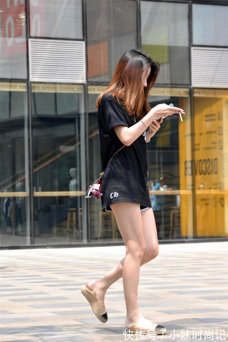 美女 街拍:美女黑色修身牛仔裤搭配黑色长靴,有层次感,显得非常漂亮