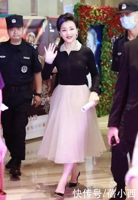 小黑裙|杨澜和富商老公同框，穿小黑裙配丝袜真优雅，依偎着老公一脸幸福