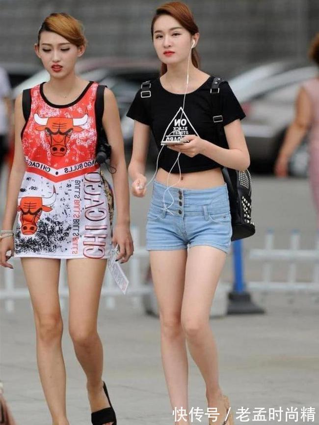 穿搭|路人街拍,高腰的牛仔短裤搭配黑色短袖上衣,时髦又别致