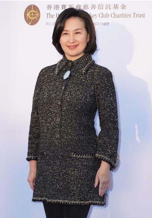 香风|何超琼穿小香风连衣裙亮相,不愧是赌王千金,端庄大气很贵气