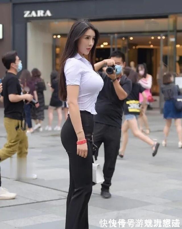 牛仔裤 “胯大”的打底裤美女,露腿的穿搭组合很加分,魅力过人!