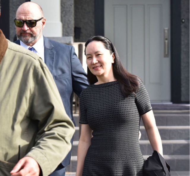 孟晚舟气质全开!穿黑色连衣裙高贵大气,网友:彰显出了女性魅力