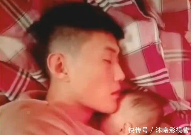 妹妹|哥哥帮忙妈妈哄妹妹睡觉,妈妈靠近一看,才发现哥哥是这样带娃的