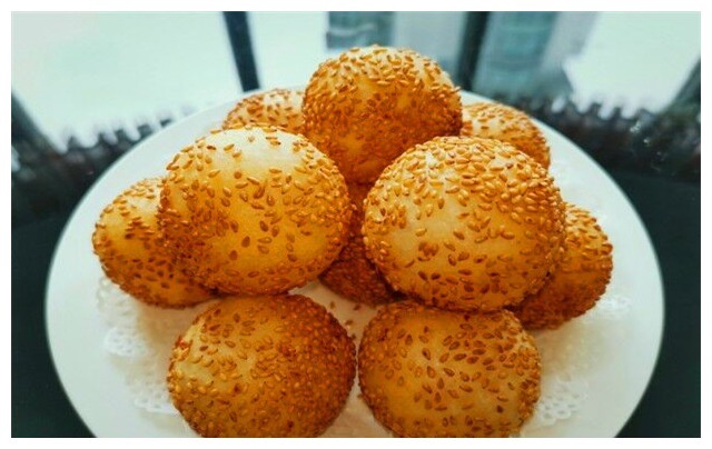 在家太无聊,做了一道空心麻团,味道酥香脆口,一家人都说好吃!