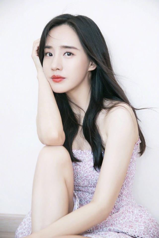 王智|王智真乃“人间尤物”, 穿抹胸碎花裙美回“秋雅”, 谁看了不心动