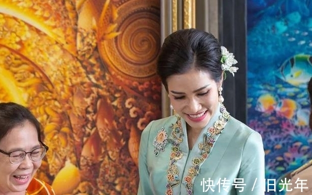 贵妃$70岁泰王偏爱太明显,一步三回头看贵妃,还让王后等诗妮娜先走过