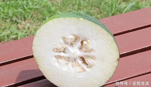 皮肤干燥|每到秋冬,脱裤子一抖,腿上的皮屑就到处飞?是什么在“捣乱”?