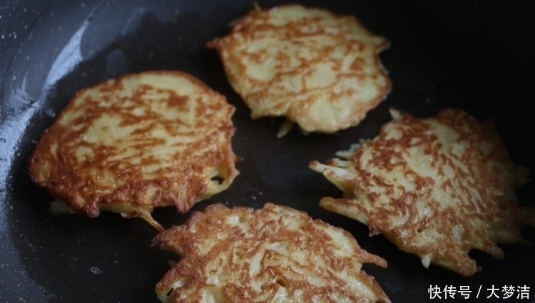 苹果加2个鸡蛋，8分钟做成早餐，又香又软，出锅馋到流口水，真香