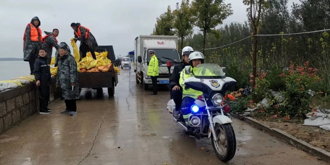 防汛|闻汛而动 东平交警坚守防汛第一线