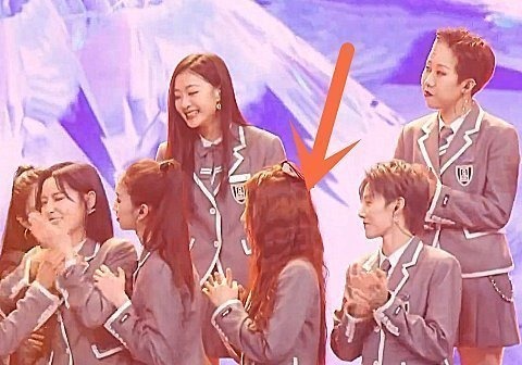 許佳琪獲得第3名時，其他人都將她圍了起來，誰注意虞書欣在干嘛