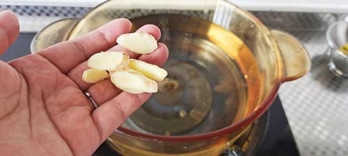 它是“穷人的阿胶”，一碗才2块钱，每天吃一点，补血养气不显老