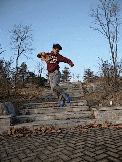 |搞笑GIF:今天运气挺好, 走着走着就捡到一个媳妇