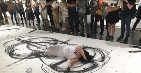 大三女生$美院大三女生,用身体作画引人围观,她将舞蹈与绘画完美结合!