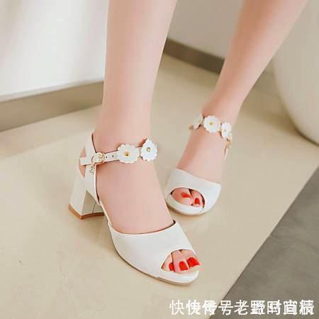 甜美 厚重的凉鞋太丑了!大方简约一字扣凉鞋,甜美减龄又柔情小女人味