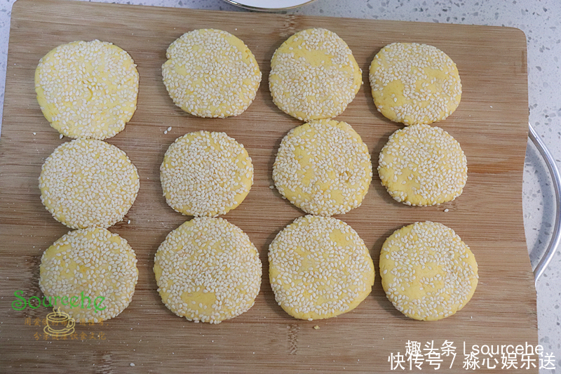 外酥|做南瓜饼时加点芝麻,外酥里软,软软糯糯,香味醇厚,老小爱吃
