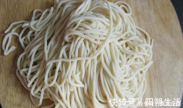 面饼|做手擀面时,不要直接和面,加入这两样,面条更筋道爽滑