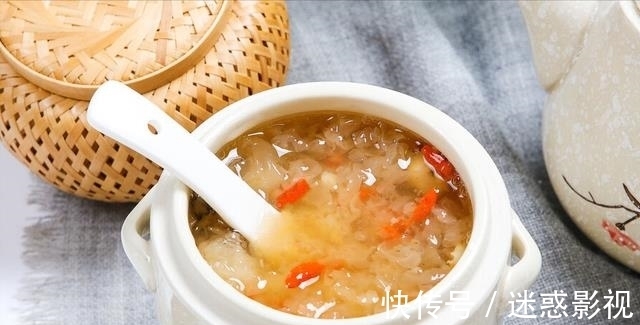 天冷多喝银耳汤，炖银耳汤要想黏稠出胶多，就得记住2个窍门