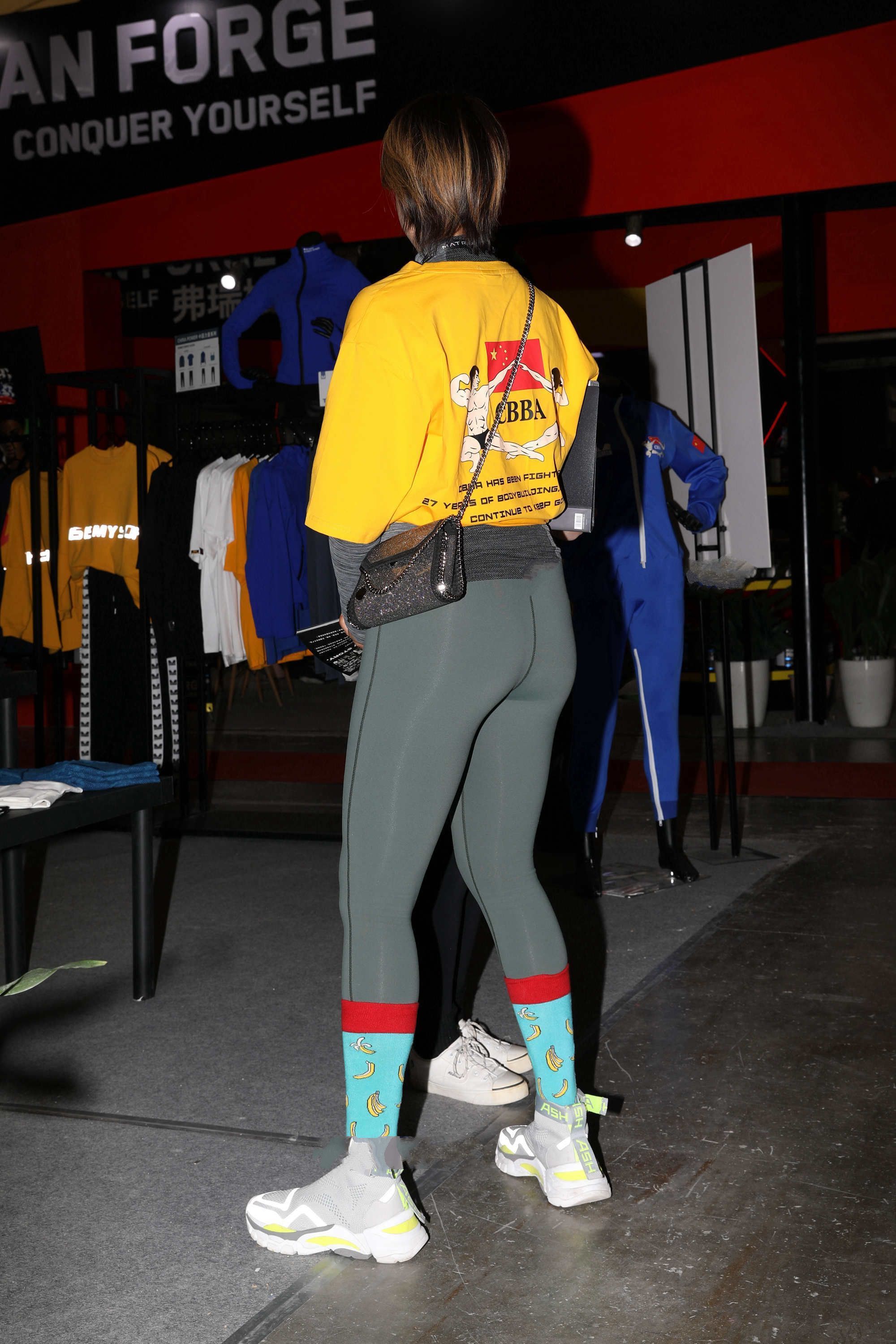 暖色调穿搭阳光又热情, 配合运动穿搭, 更显青春活力