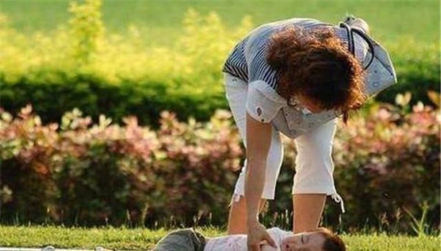 秋千|两个孩子玩荡秋千不幸坠落,宝妈慌乱中接住自家孩子,却被骂冷血