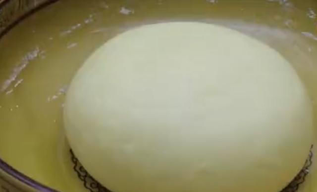 面粉里打3个鸡蛋,不蒸馒头不烙饼,松软香甜,比吃肉还香,解馋