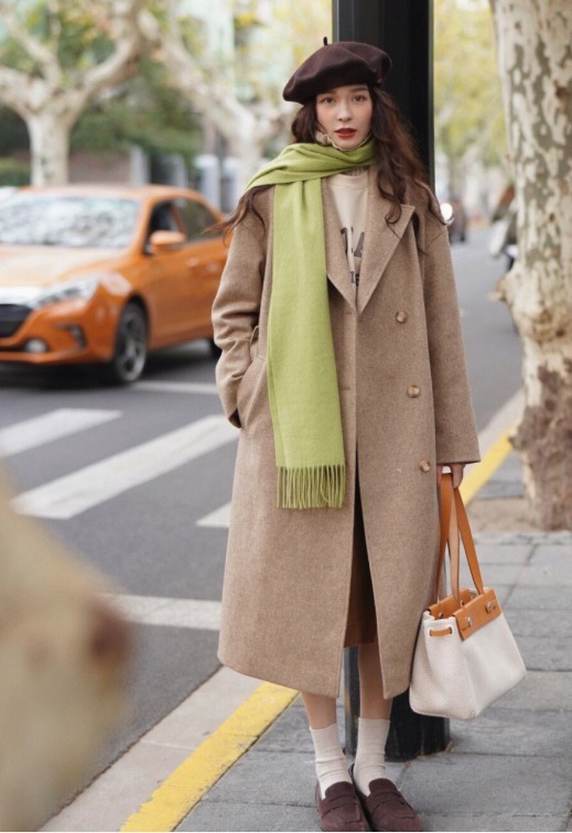 修饰|冬季该如何穿?经典大衣搭配半身裙或长裤高级感满满,简约大气