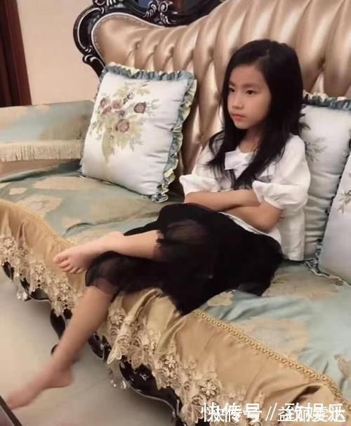 孩子|女儿暑假凭实力看电视，爸爸不敢吱声，网友表示羡慕