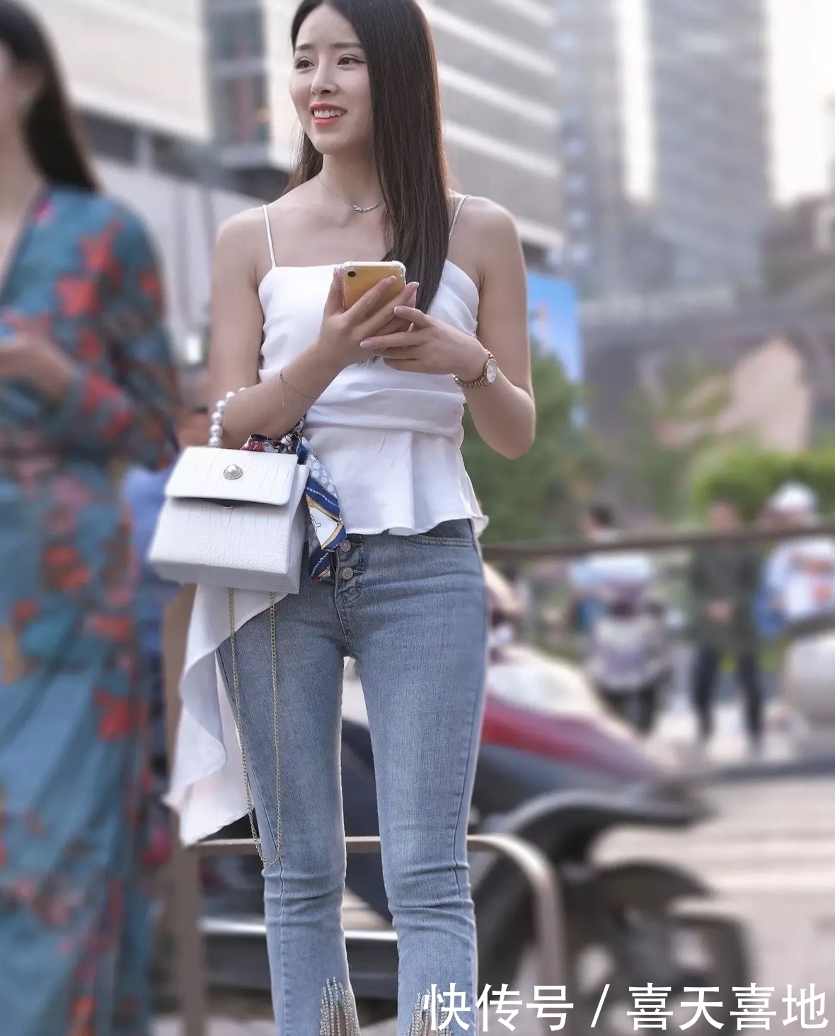紧身|紧身的牛仔裤，彰显小腿的纤细，尽显优雅知性气质