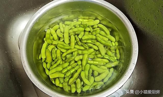 小猫|凉拌毛豆是夏日里不错的小吃，教你正确做法，翠绿好看，鲜嫩入味