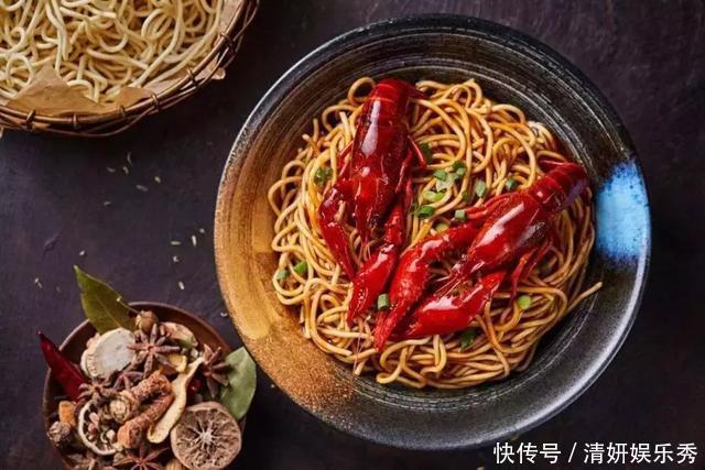 搭配|这碗面才是夏季专属!搭配肉嫩多汁的它,连吃三碗都不过瘾