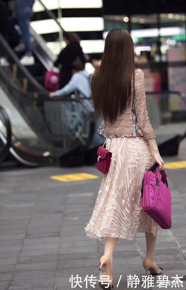 蕾丝|衣着是时尚,它让街头美女隐藏着“肥肉”,展示着苗条的身材