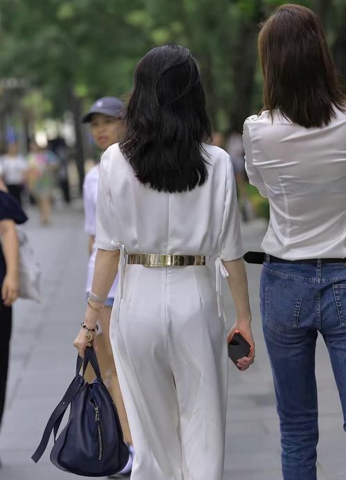 美艳精致的美女,蓝色真丝连衣裙,凸显高贵气质