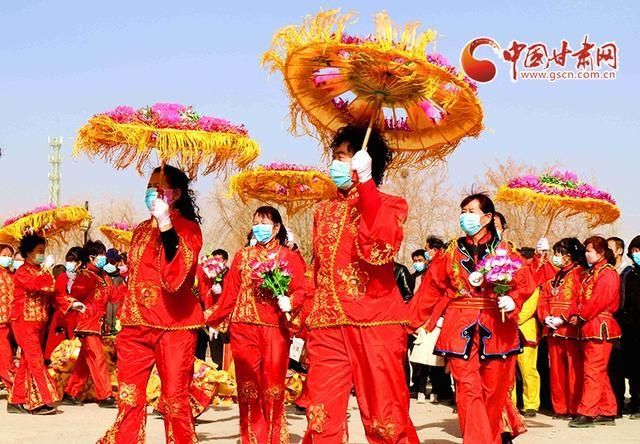  民勤：农村文艺新生活 扭着秧歌唱着歌