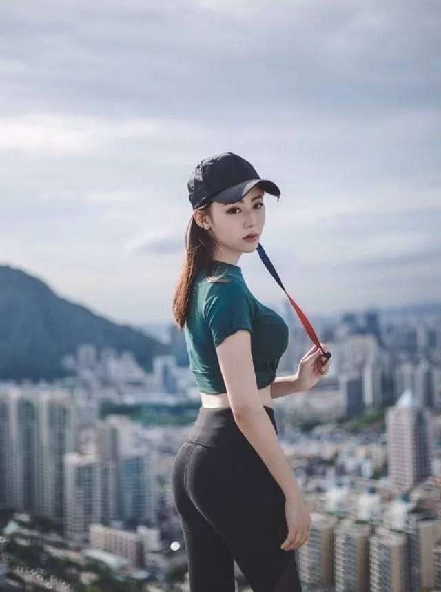 美女|街拍身形端庄的紧身打底裤美女,展现美女那完美的曲线!